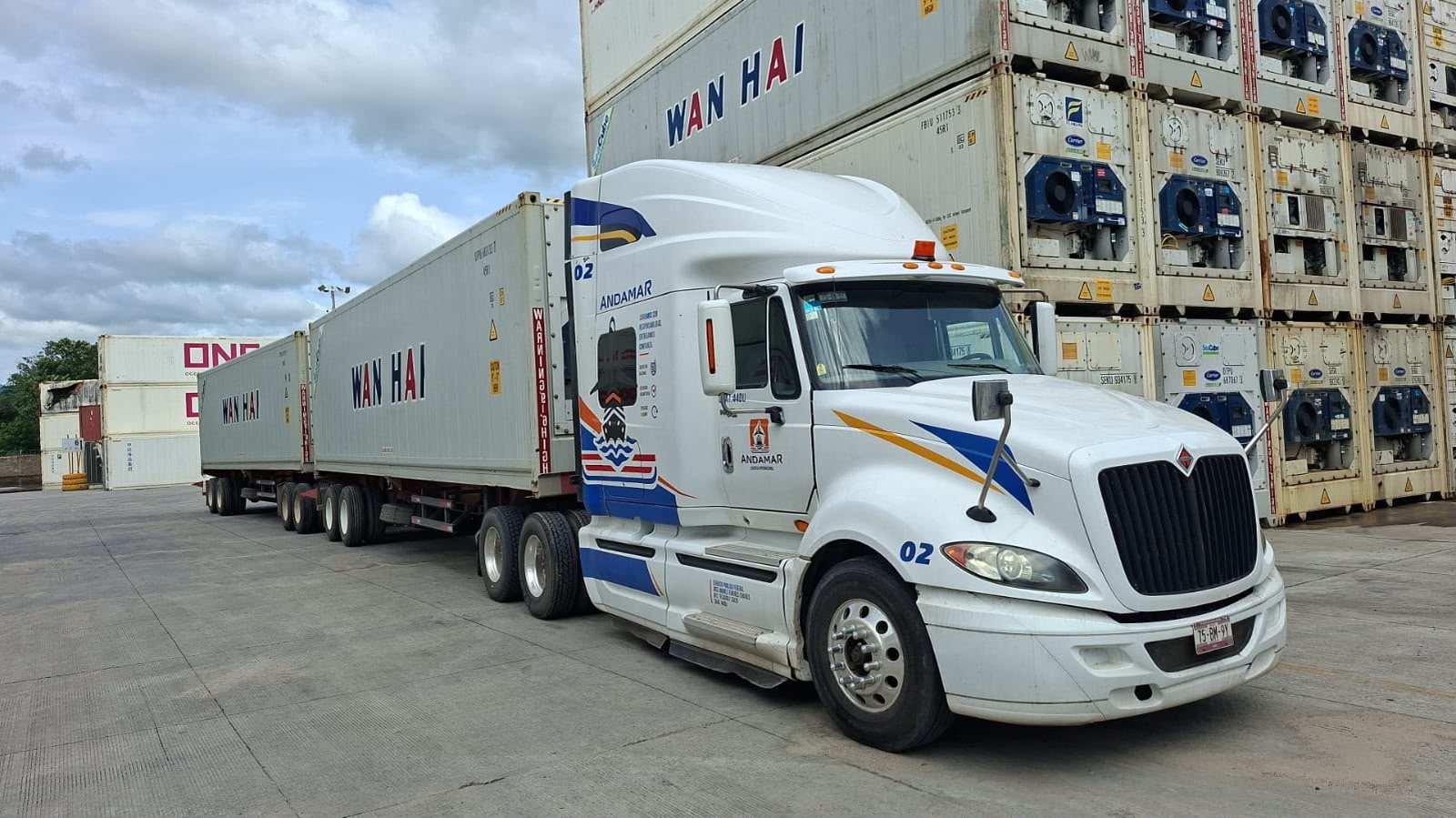 Tractocamión Andamar en full con dos contenedores
